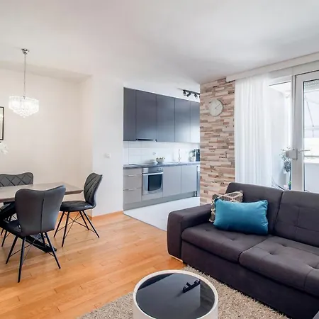 Daire Montesa With Free Parking And Balcony *