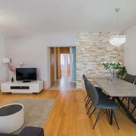 Daire Montesa With Free Parking And Balcony Zadar