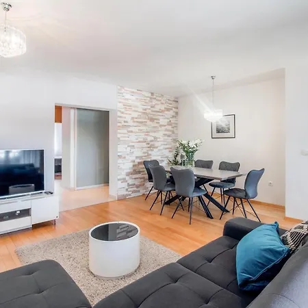 Montesa With Free Parking And Balcony * Задар