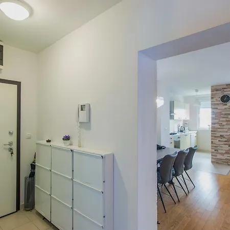 Montesa With Free Parking And Balcony Apartment Zadar